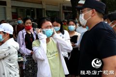 考生与家长走散 交警助其找家人