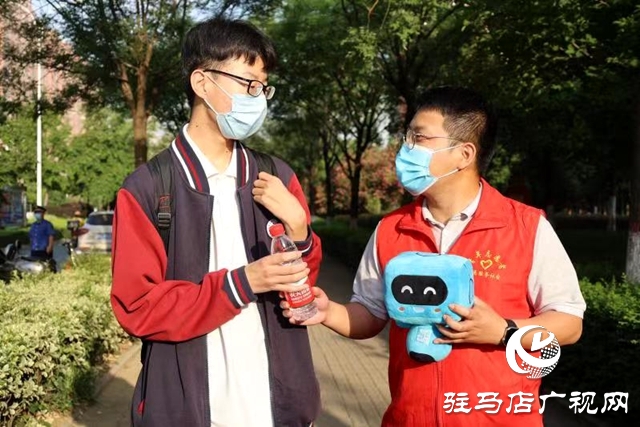 助力高考 志愿者在行动