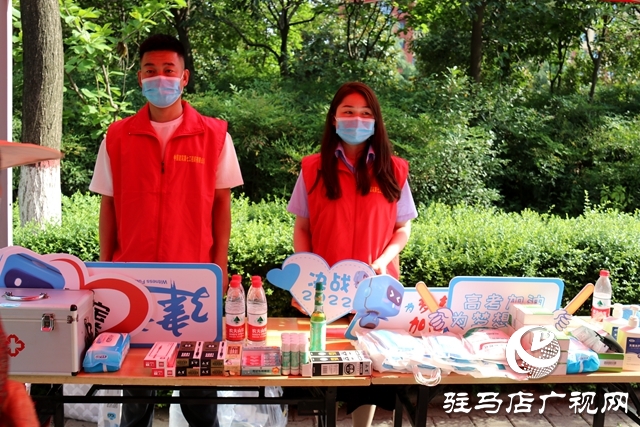 助力高考 志愿者在行动