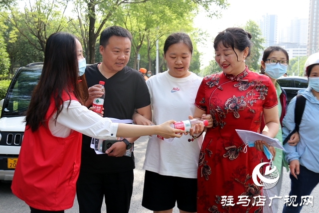 助力高考 志愿者在行动