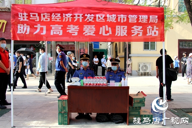 助力高考 志愿者在行动