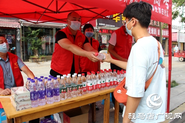 助力高考 志愿者在行动