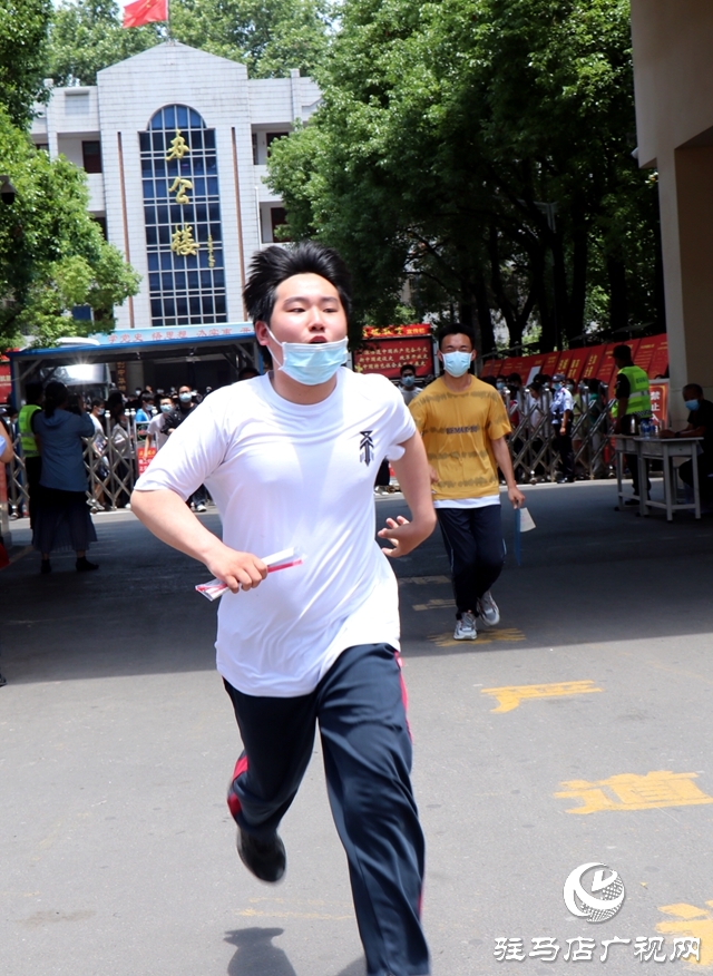 高考第一场结束了！看孩子们信心满满走出考场