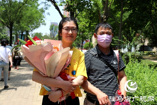 高考第一场结束了！看孩子们信心满满走出考场