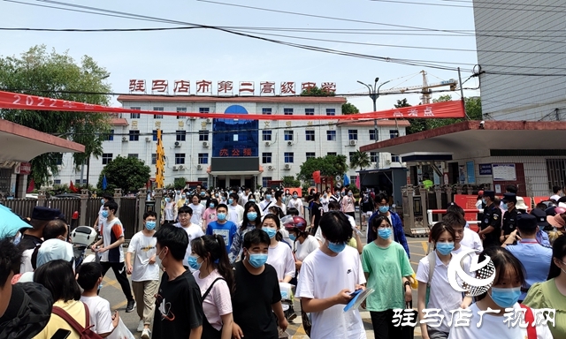 高考第一场结束了！看孩子们信心满满走出考场