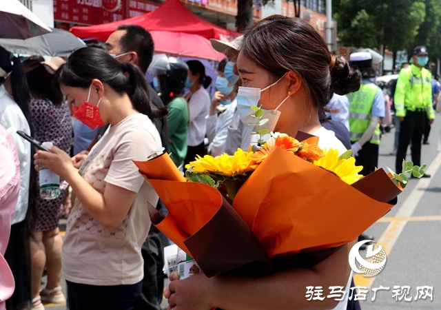高考第一场结束了！看孩子们信心满满走出考场