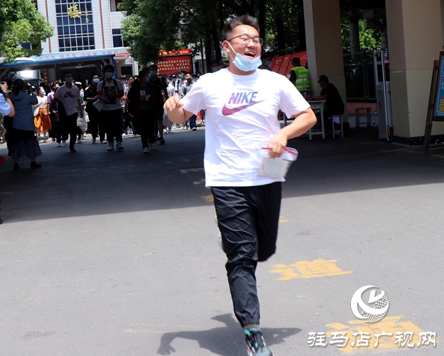 高考第一场结束了！看孩子们信心满满走出考场