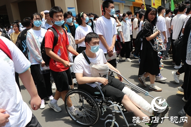 高考第一场结束了！看孩子们信心满满走出考场