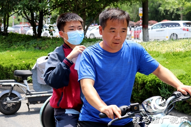 高考第一场结束了！看孩子们信心满满走出考场