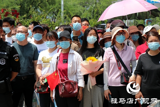高考第一场结束了！看孩子们信心满满走出考场