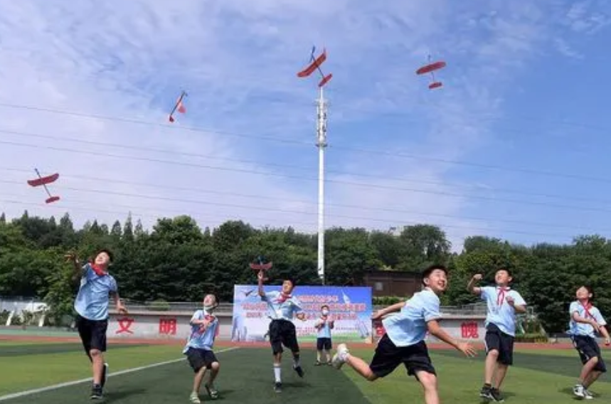 教育部：严禁利用暑期组织集体补课、讲授新课