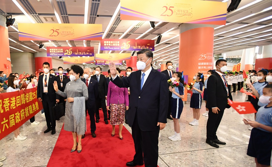习近平抵达香港