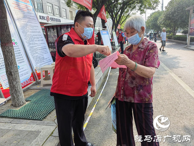 市民政局组织开展《驻马店市文明行为促进条例》宣传展示活动