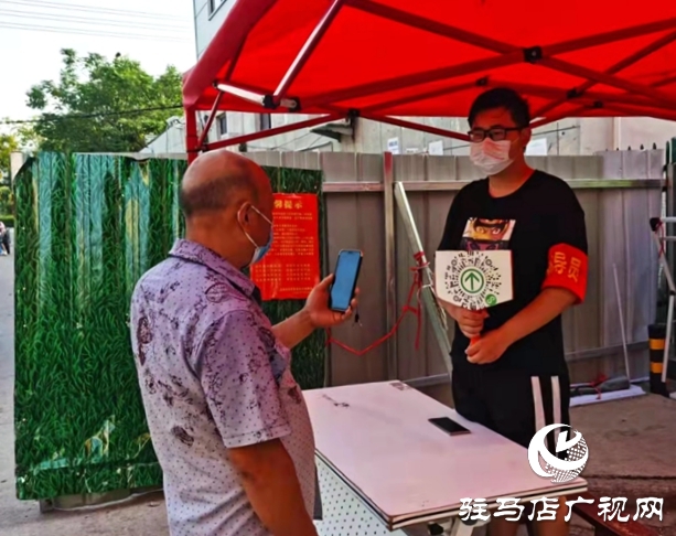 开发区翟庄居委会组织大学生志愿者开展暑期社区常态化疫情防控服务