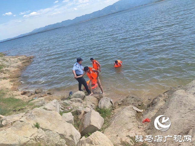 2名男孩被困湖中小岛 泌阳民警及时救援