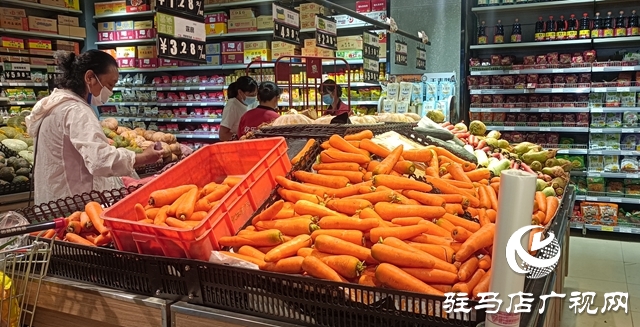 驻马店：抗击疫情 超市保供“不打烊”
