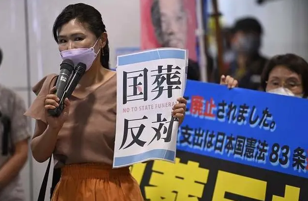 日本上千人集会，反对为安倍晋三举行“国葬”