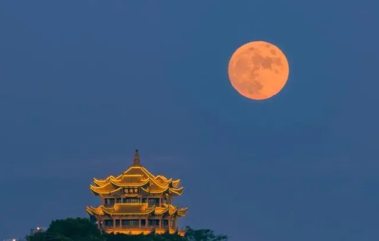 今年中秋，十五的月亮十五圆