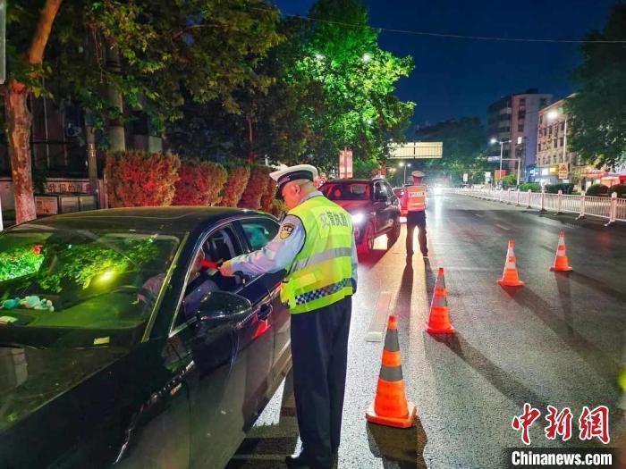 多地严查公职人员酒驾，同餐、同车的一起查！