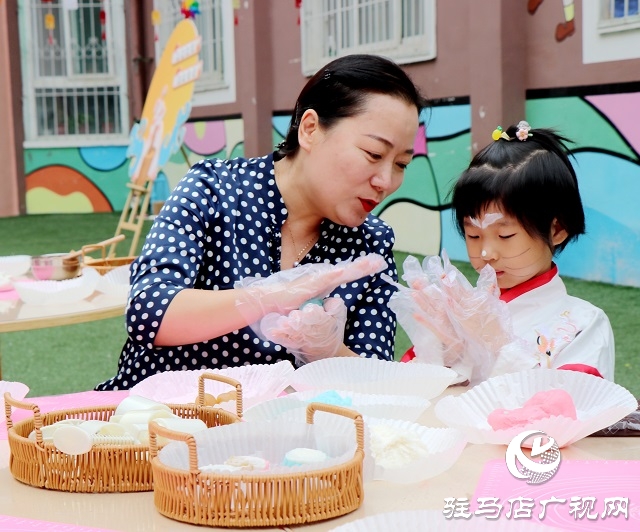萌娃变身小玉兔 国风古韵庆中秋