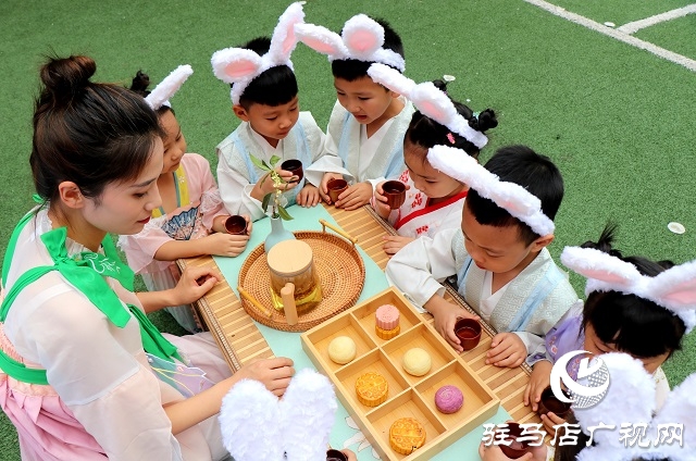 萌娃变身小玉兔 国风古韵庆中秋
