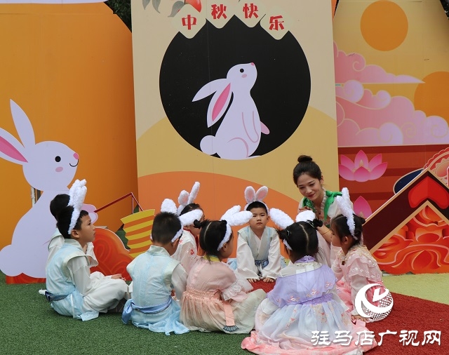 萌娃变身小玉兔 国风古韵庆中秋