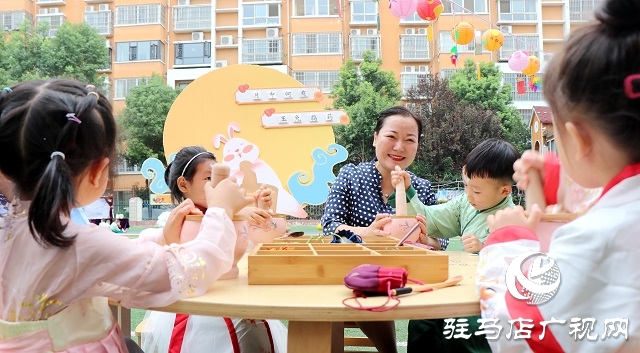萌娃变身小玉兔 国风古韵庆中秋