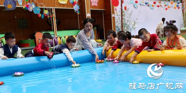 萌娃变身小玉兔 国风古韵庆中秋