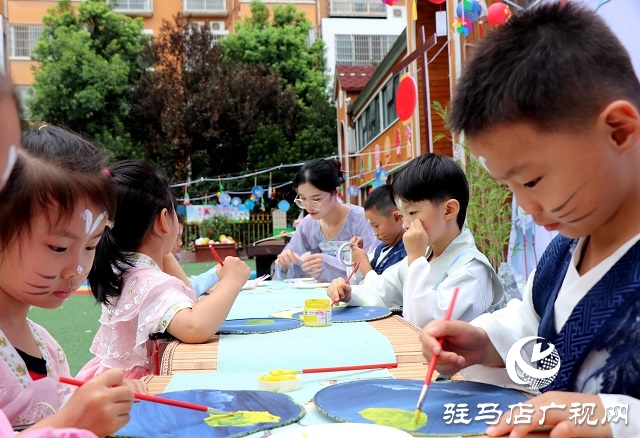萌娃变身小玉兔 国风古韵庆中秋