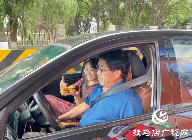 中原高速遂平收费站：情暖中秋 “高速月饼”送关怀