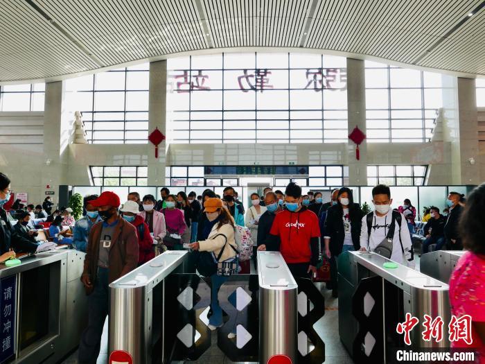 国铁集团：中秋小长假运输首日全国铁路发送旅客592.1万人次