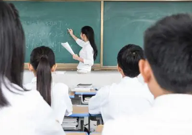 国家两部委：乡村学校中高级教师岗位比例不低于当地城镇