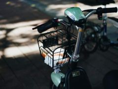 电动车被撞索要10万医疗费 交警：闯红灯自己全责
