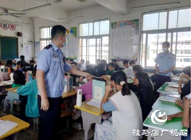 平舆县公安局郭楼派出所深入辖区校园开展反恐防爆和法治教育宣传