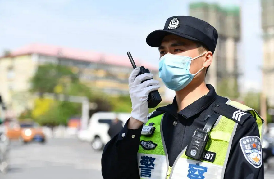 平舆县：巡逻民警“捡”两娃，大喇叭喊话找到家
