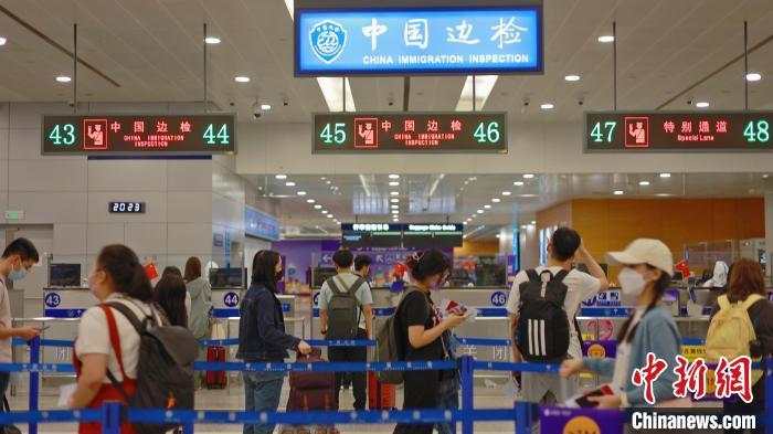 国庆多地倡导就地过节，机票量价齐升