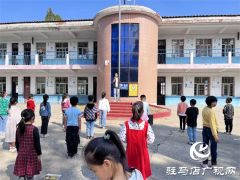 汝南县古塔中心小学举行“祭先师 读《论语》”活动