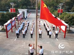 经济开发区翟庄居委会开展升国旗活动 为祖国妈妈过生日