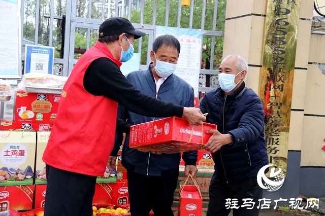 爱心人士送温暖 重阳情系敬老院