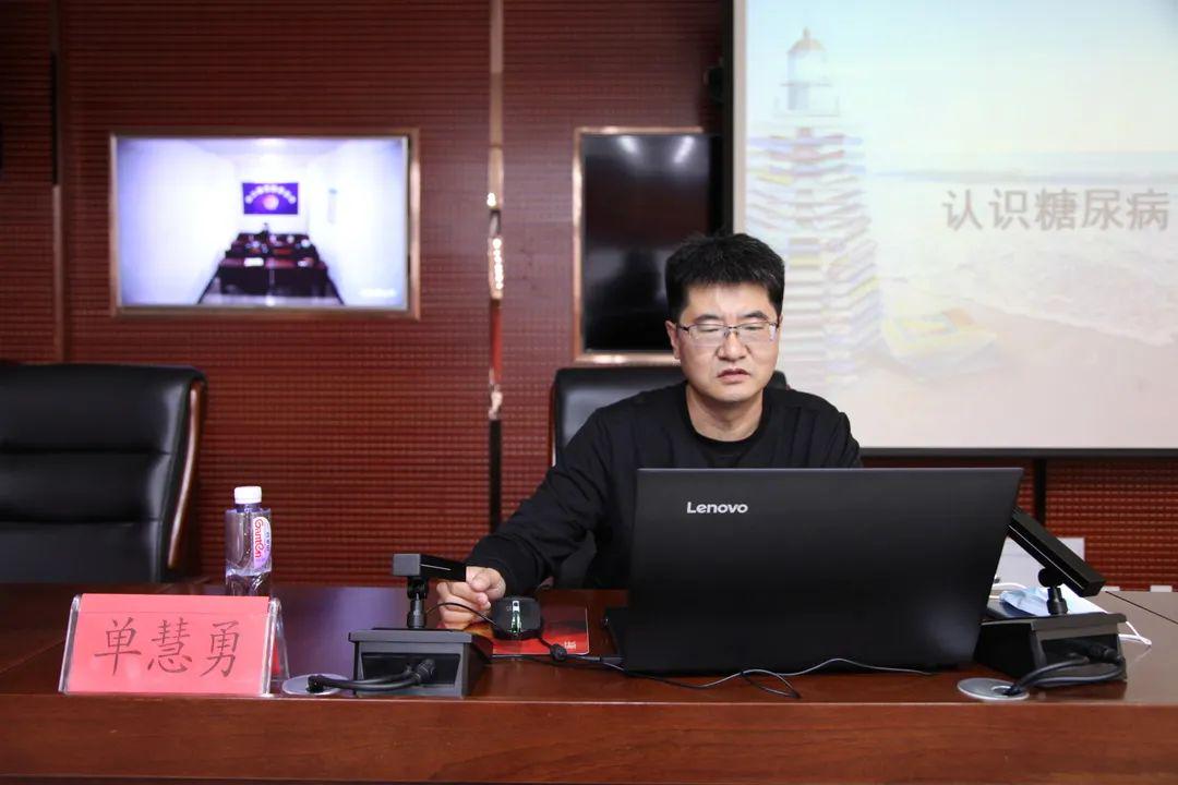 确山：健康讲座进警营 义诊咨询暖警心