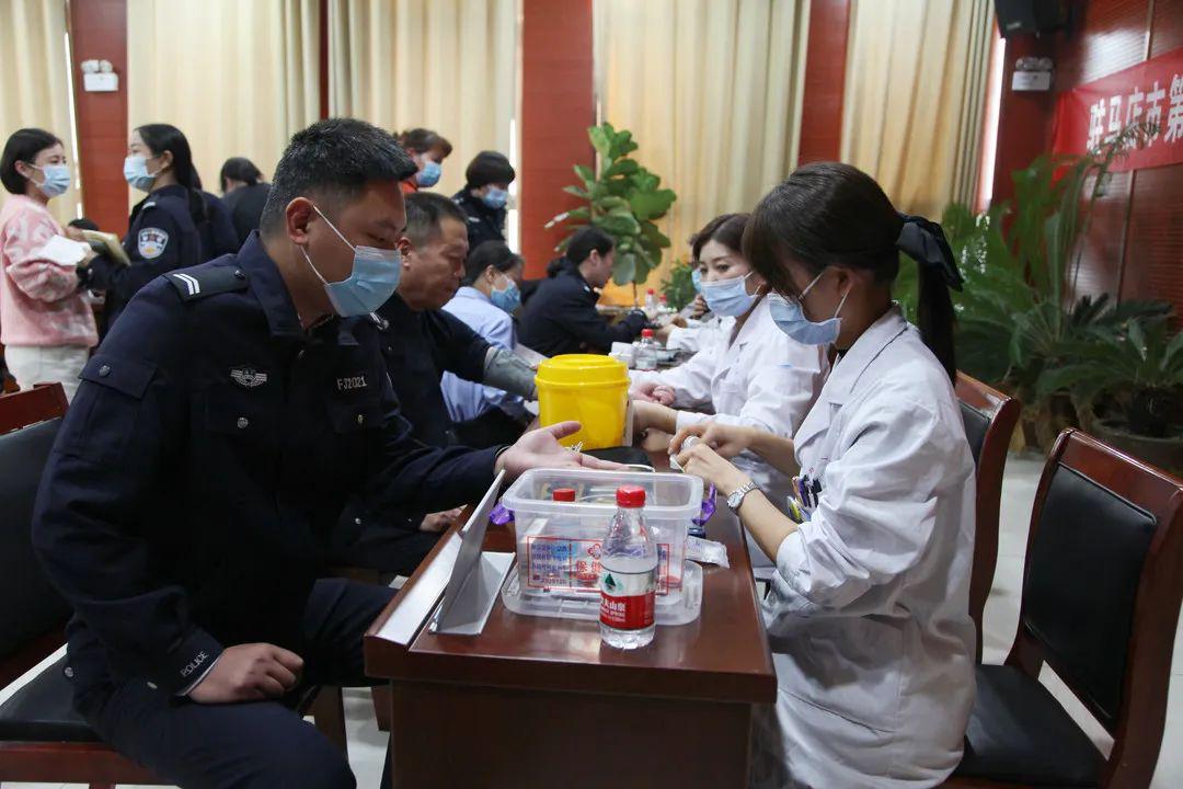 确山：健康讲座进警营 义诊咨询暖警心