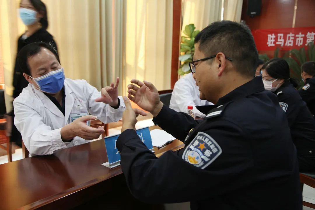 确山：健康讲座进警营 义诊咨询暖警心