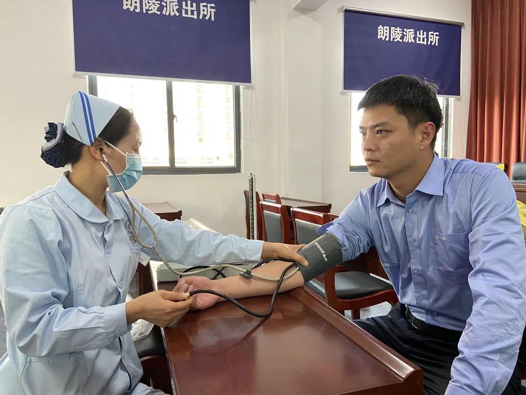 确山：健康讲座进警营 义诊咨询暖警心