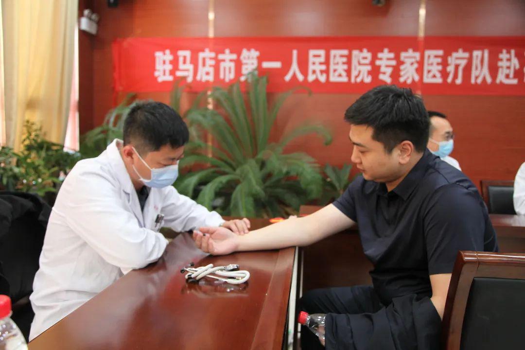 确山：健康讲座进警营 义诊咨询暖警心
