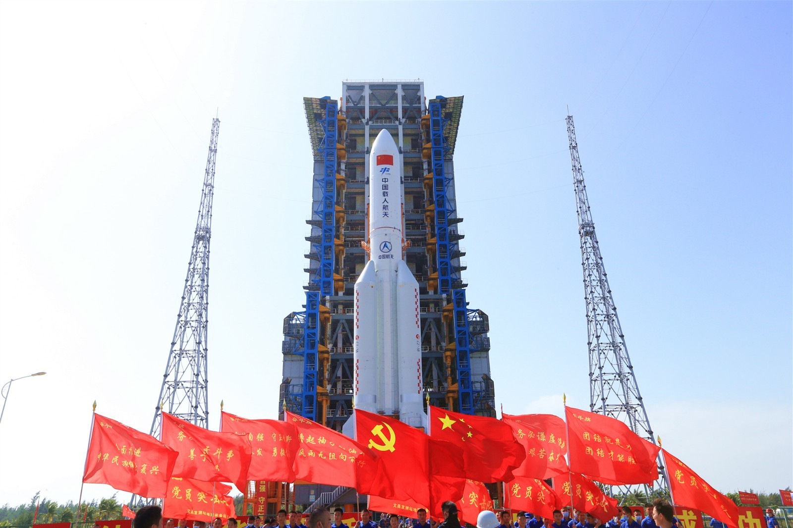 空间站梦天实验舱舱箭组合体转运至发射区 近日将择机实施发射