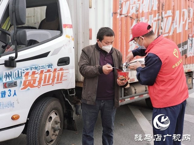 大雾封高速 志愿服务暖人心