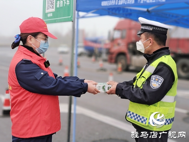 大雾封高速 志愿服务暖人心