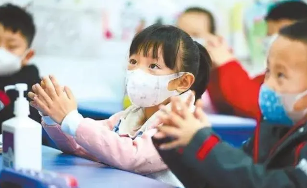 低年级小学生不得单独隔离……多地优化防疫措施