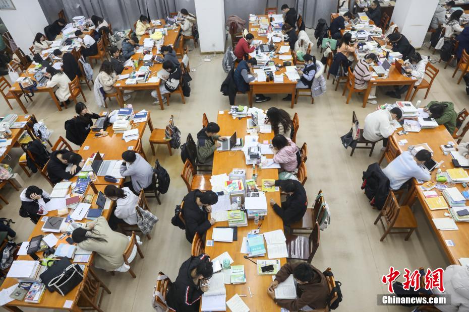 资料图：众多考研学生在自习室内复习备考。 刘力鑫 摄