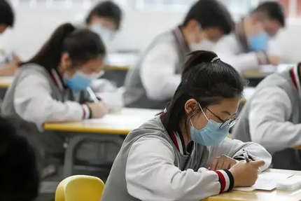 郑州高三学生12月14日起分批错峰返校复课 河南多地启动恢复线下教学